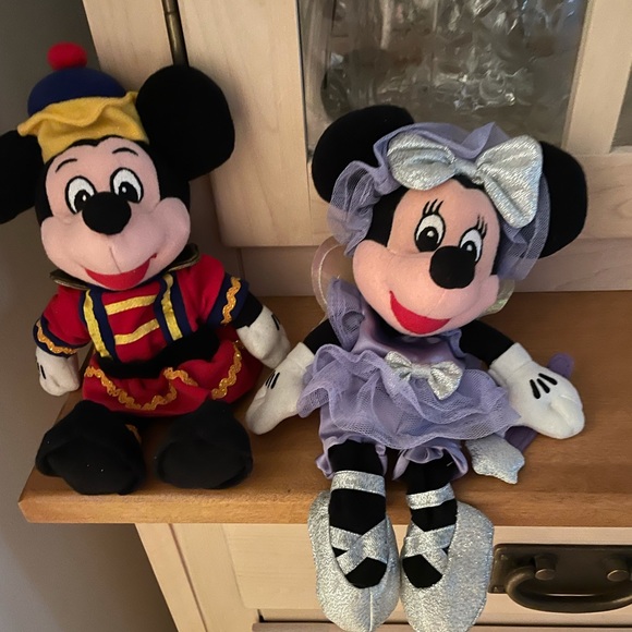 Mickey and Minnie Nutcracker plush dolls - Picture 2 of 3